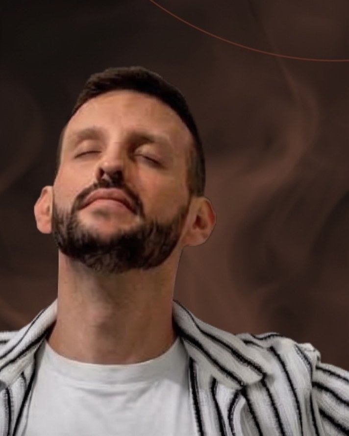 Pedro Nantes with his eyes closed and arms open, in a striped shirt. Photo from his September 25 post.