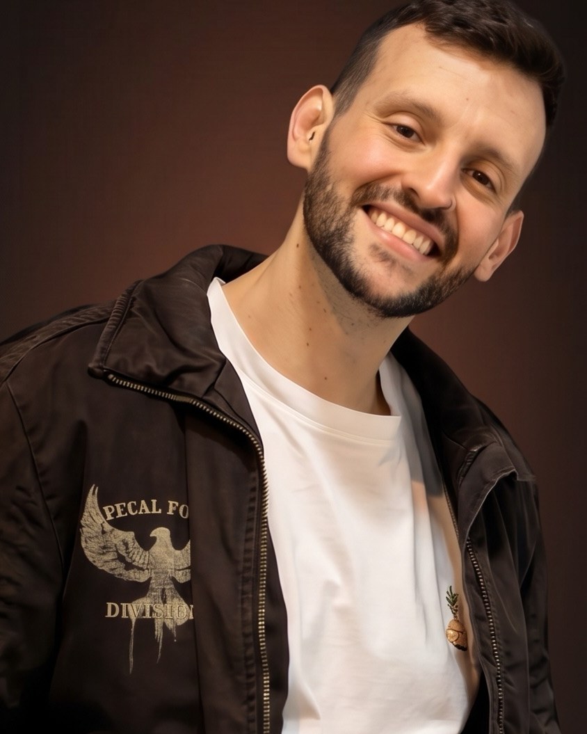 Pedro Nantes de jaqueta escura, sorrindo. Foto do post dele de 25 de setembro.